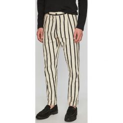 Scotch & Soda - Spodnie. Białe spodnie męskie Scotch & Soda, na co dzień, bez wzorów, z bawełny, casualowe. W wyprzedaży za 399,90 zł.