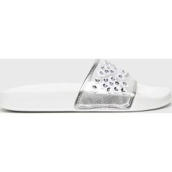 Pepe Jeans - Klapki Flap Cherry. Szare klapki damskie Pepe Jeans, bez wzorów, z jeansu, bez obcasa, na obcasie. W wyprzedaży za 99,90 zł.
