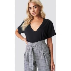 Rut&Circle T-shirt z dekoltem V Clara - Black. Czarne t-shirty damskie marki Rut&Circle, bez wzorów, z jersey, klasyczne, z klasycznym kołnierzykiem. W wyprzedaży za 43,77 zł.