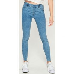 Jegginsy - Niebieski. Niebieskie legginsy damskie marki Sinsay, bez wzorów, z jeansu. Za 49,99 zł.