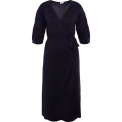 Filippa K WRAP DRESS Sukienka z dżerseju navy. Niebieskie sukienki damskie marki Filippa K, m, bez wzorów, z elastanu, bez kołnierzyka, bez rękawów. Za 739,00 zł.