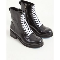 TRAPERY EBBA CALVIN KLEIN JEANS. Buty trekkingowe damskie Calvin Klein Jeans, do pracy, na zimę, z jeansu, biznesowe, bez obcasa, bez zapięcia. Za 959,00 zł.