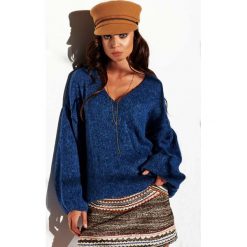 Jeansowy Luźny Sweter z Dekoltem w Szpic. Niebieskie swetry damskie Molly.pl, na zimę, uniwersalny, bez wzorów, z jeansu, bez rękawów, bez kaptura. Za 138,90 zł.
