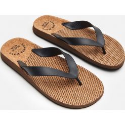 Klapki japonki - Czarny. Czarne klapki męskie Cropp, bez wzorów. Za 39,99 zł.