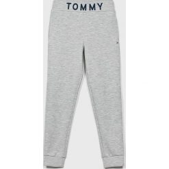 Tommy Hilfiger - Spodnie dziecięce 128-176 cm. Szare spodnie chłopięce TOMMY HILFIGER, z nadrukiem, z bawełny. W wyprzedaży za 199,90 zł.