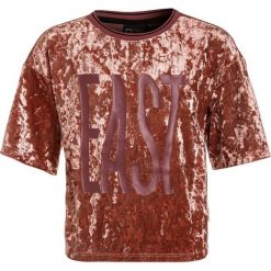 Tumble 'n dry AMY Tshirt z nadrukiem coral almond. Pomarańczowe t-shirty damskie marki Tumble 'n dry, z nadrukiem, z elastanu. Za 129,00 zł.