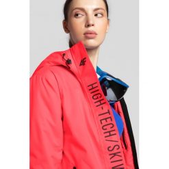 Kurtka narciarska damska KUDN162 - łososiowy neon. Różowe kurtki damskie na zimę, xs, narciarskie. W wyprzedaży za 399,99 zł.