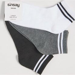Sportowe skarpetki z paskami - Czarny. Czarne skarpetki damskie Sinsay, w paski. Za 9,99 zł.