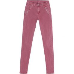 Ciemnoróżowe Jeansy Social. Brązowe jeansy damskie marki Born2be, z materiału, na obcasie. Za 59,99 zł.