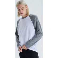 Koszulka z raglanowymi rękawami - Szary. Szare koszulki męskie Cropp, s, bez wzorów, bez kołnierzyka, bez rękawów. Za 39,99 zł.