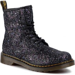 Glany DR. MARTENS - 1460 Glitter Y 25097993 Oily Black. Czarne glany damskie Dr. Martens, ze skóry ekologicznej, klasyczne, bez obcasa, bez zapięcia. Za 439,00 zł.