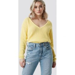 NA-KD Sweter z głębokim dekoltem V - Yellow. Żółte swetry damskie NA-KD, bez wzorów, bez rękawów, bez kaptura. Za 121,95 zł.