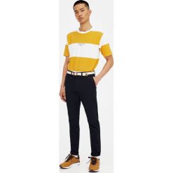 Spodnie typu chinos z paskiem. Czarne spodnie męskie marki Pull&Bear, m, bez wzorów. Za 89,90 zł.