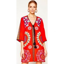 Sukienka plażowa Desigual Creta 20SWMW32. Czerwone sukienki damskie Desigual, na plażę, s, bez wzorów, bez kołnierzyka, bez rękawów. W wyprzedaży za 189,00 zł.