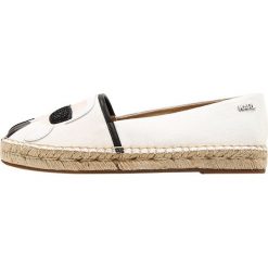KARL LAGERFELD KAMINI IKONIC SLIP ON Espadryle white. Białe tenisówki damskie KARL LAGERFELD, z materiału. Za 589,00 zł.