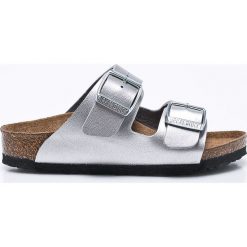Birkenstock - Klapki dziecięce Arizona Kids. Szare sandały dziewczęce Birkenstock, ze skóry, z okrągłym noskiem, na klamry. Za 179,90 zł.