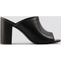 NA-KD Shoes Block Heel Mules - Black. Czarne klapki damskie marki NA-KD Shoes, bez wzorów, bez obcasa, na obcasie. Za 161,95 zł.