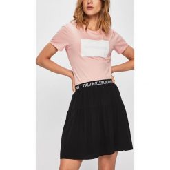 Calvin Klein Jeans - Spódnica. Czarne spódniczki damskie Calvin Klein Jeans, na co dzień, s, bez wzorów, z wiskozy, casualowe, mini, rozkloszowane. W wyprzedaży za 269,90 zł.