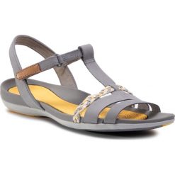 Sandały CLARKS - Tealite Grace 261423604 Grey Nubuck. Szare klapki damskie Clarks, bez wzorów, ze skóry, bez obcasa. Za 279,00 zł.