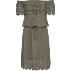 Sukienka shirtowa z dekoltem "carmen" bonprix zielono-szary. Zielone sukienki damskie bonprix, w paski, z koronki, bez kołnierzyka, bez rękawów. Za 42,99 zł.