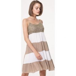Khaki Sukienka On Here We Go. Brązowe sukienki damskie Born2be, xl, z aplikacjami, bez kołnierzyka, bez rękawów, mini. Za 29,99 zł.