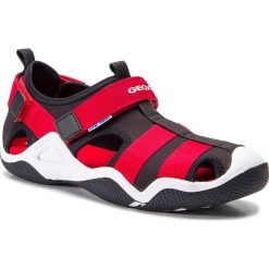 Sandały GEOX - J Wader A J9230A 01554 C0048 D Black/Red. Czerwone sandały chłopięce Geox, ze skóry ekologicznej, bez zapięcia. W wyprzedaży za 219,00 zł.