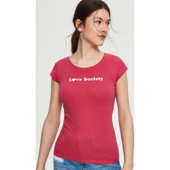 T-shirt z napisem - Pomarańczo. Różowe t-shirty damskie Sinsay, l, z napisami. W wyprzedaży za 14,99 zł.