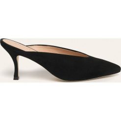 Stuart Weitzman - Klapki skórzane Lulah. Czarne klapki damskie Stuart Weitzman, bez wzorów, ze skóry, bez obcasa, na obcasie. W wyprzedaży za 759,90 zł.