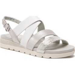 Sandały CAPRICE - 9-28108-22 Silver Comb 943. Szare klapki damskie Caprice, bez wzorów, ze skóry, bez obcasa. Za 239,90 zł.