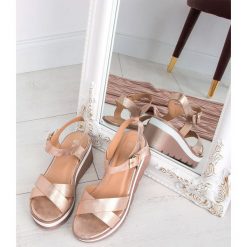 Sandałki damskie Shoesita 6295 Szampańskie. Sandały damskie SHOESITA, bez wzorów, z tworzywa sztucznego, bez obcasa, na koturnie, bez zapięcia. Za 89,00 zł.
