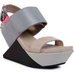 Sandały UNITED NUDE - Delta Wedge Sandal 10413636149 Future. Szare klapki damskie United Nude, bez wzorów, ze skóry, bez obcasa, na obcasie. W wyprzedaży za 799,00 zł.