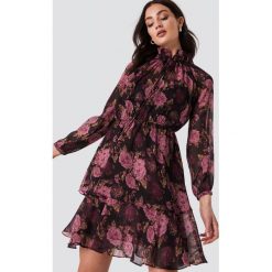 NA-KD Boho Sukienka z marszczoną stójką - Purple,Multicolor. Fioletowe sukienki damskie marki NA-KD Boho, bez wzorów, z poliesteru, boho, ze stójką, z długim rękawem, długie, maxi. Za 161,95 zł.