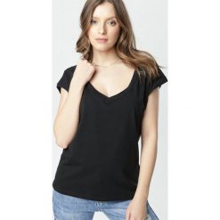 Czarny T-shirt Luaphis. Czarne bluzki damskie Born2be, s, bez wzorów, z jeansu, eleganckie, bez kołnierzyka, z krótkim rękawem. Za 54,99 zł.