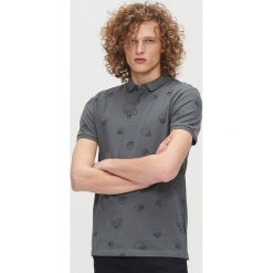 Koszulka polo w czaszki - Szary. Szare koszulki męskie Cropp, s, bez wzorów, bez rękawów. W wyprzedaży za 35,99 zł.