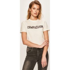 Jacqueline de Yong - T-shirt. Szare bluzki damskie Jacqueline de Yong, s, z aplikacjami, z bawełny, z okrągłym kołnierzem. Za 59,90 zł.