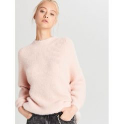 Puszysty sweter - Różowy. Różowe swetry damskie Cropp, s, bez wzorów, bez rękawów, bez kaptura. Za 89,99 zł.