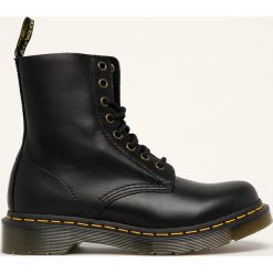 Dr Martens - Workery skórzane. Czarne workery damskie Dr. Martens, ze skóry, bez obcasa, na obcasie, na sznurówki. W wyprzedaży za 599,90 zł.