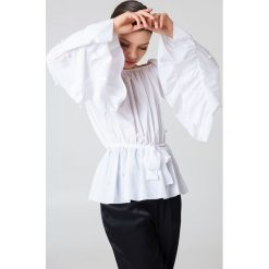 Bluzki asymetryczne: Boohoo Bluzka zdobiona falbankami i perłami - White