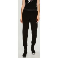 Guess Jeans - Spodnie. Czarne spodnie damskie Guess Jeans, s, z elastanu. W wyprzedaży za 259,90 zł.