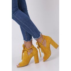 Żółte botki wiosenne peep toe na słupku z ozdobnym wiązaniem Casu 270. Żółte botki damskie Casu, z otwartym noskiem, bez obcasa, na słupku, bez zapięcia. Za 139,99 zł.