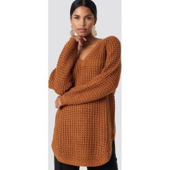 NA-KD Sweter ze splotem - Brown. Brązowe swetry klasyczne damskie marki NA-KD, z dzianiny, dekolt w kształcie v. Za 113,00 zł.