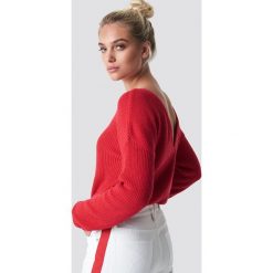 NA-KD Sweter z dzianiny z dekoltem V - Red. Czerwone swetry klasyczne damskie marki NA-KD, z dzianiny. Za 121,95 zł.