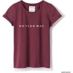 T-shirt bordowy NO FCKN WAY. Czerwone t-shirty damskie Pakamera, z napisami, klasyczne, z klasycznym kołnierzykiem. Za 89,00 zł.