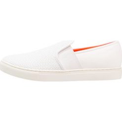 Tenisówki męskie: Armani Exchange SLIP ON Półbuty wsuwane bianco