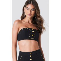 Galore x NA-KD Top ze złotymi detalami - Black. Czarne topy damskie marki Galore x NA-KD, bez wzorów, bez kołnierzyka. W wyprzedaży za 60,97 zł.