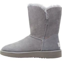 Buty zimowe damskie: UGG CLASSIC CUFF SHORT Botki geyser