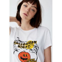 Koszulka Halloween z rysunkiem. Szare koszulki damskie Pull&Bear, bez wzorów, bez kołnierzyka, z krótkim rękawem. Za 24,90 zł.