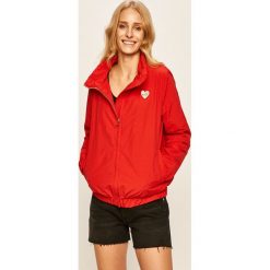 Love Moschino - Kurtka. Czerwone kurtki damskie Love Moschino, s, bez wzorów, z bawełny, krótkie. W wyprzedaży za 1099,00 zł.