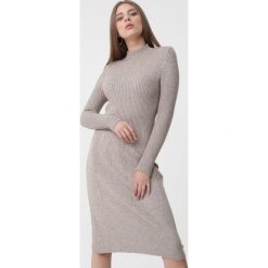Beżowa Sukienka Laylah. Brązowe sukienki damskie Born2be, s, bez wzorów, z dzianiny, eleganckie, z golfem, bez rękawów, długie, midi, dopasowane. Za 109,99 zł.