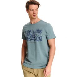 T-shirt krótki rękaw męski z nadrukiem. Zielone t-shirty męskie Top Secret, na lato, xxl, z nadrukiem, z bawełny, klasyczne, z klasycznym kołnierzykiem, krótkie. W wyprzedaży za 29,99 zł.